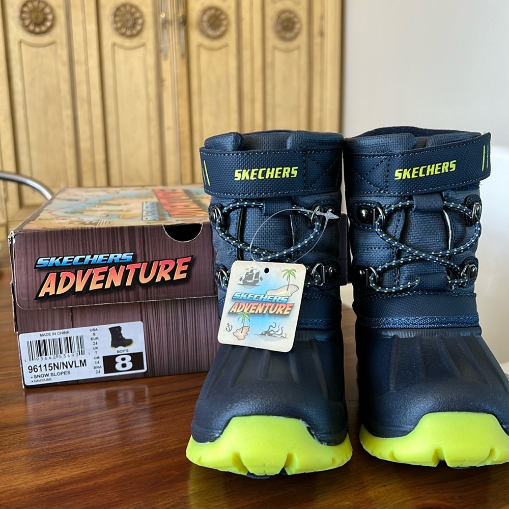 NWT Skechers Boys Snow Boots (Size 8 Toddler)